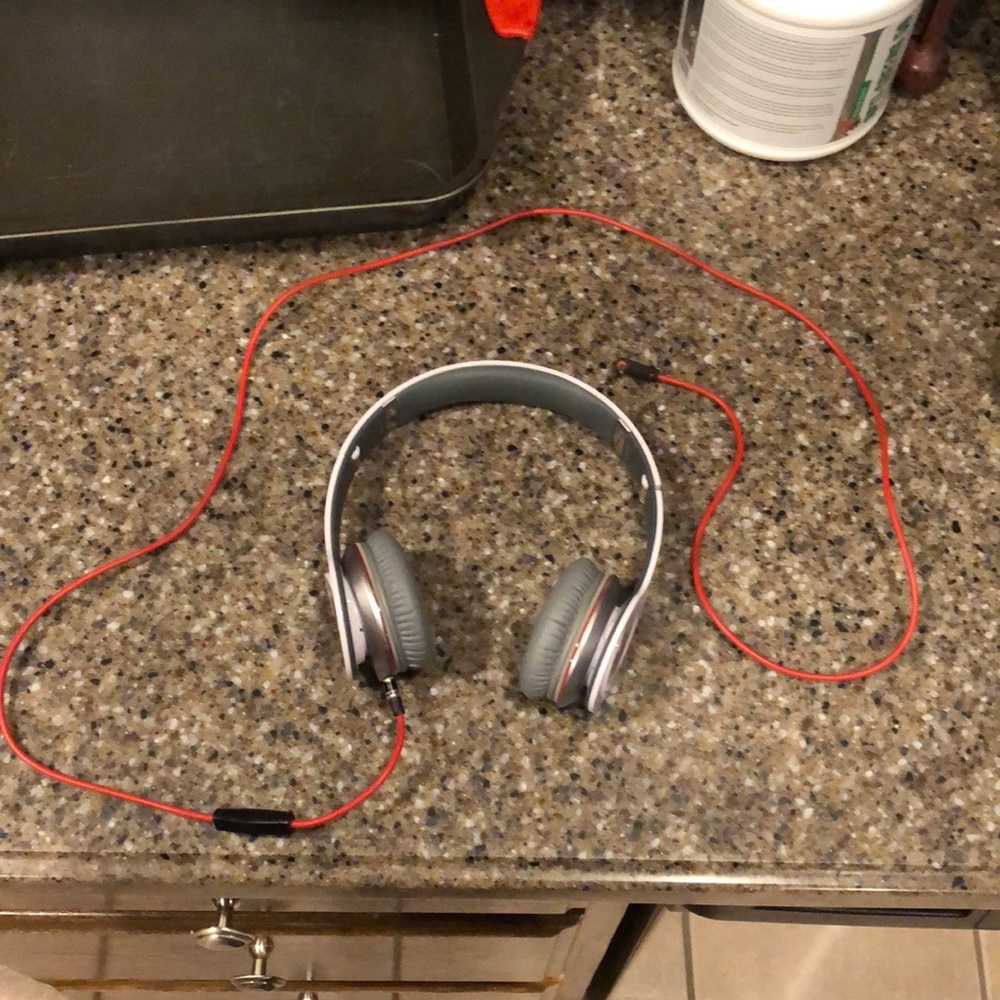 White solo beats
